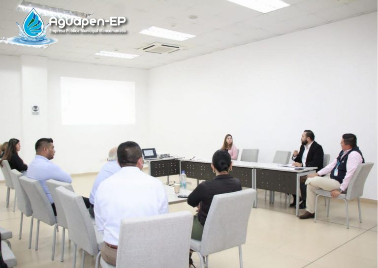 reuniéndonos constantemente con el personal de los diferentes departamentos de Aguapen E. P